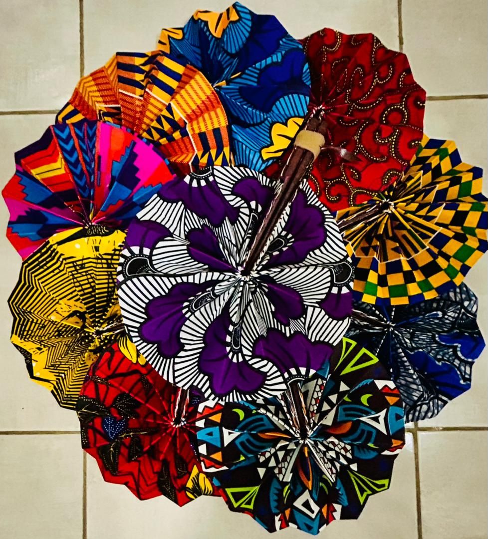 Éventail de main "Souffle de Teranga" – Édition Multicolore