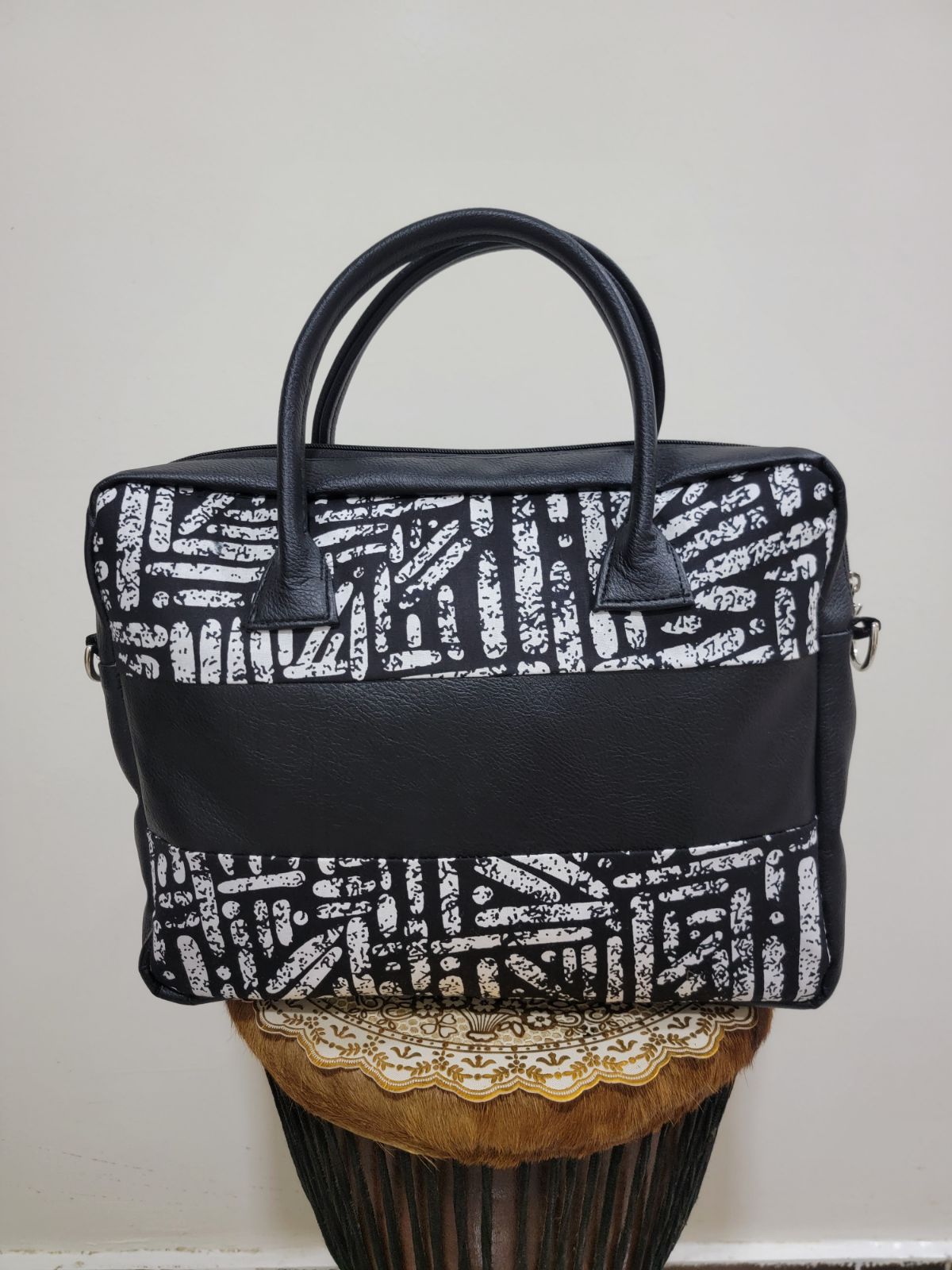 Sac à main "Dakar Business" : Élégance Structurée et Touche Graphique