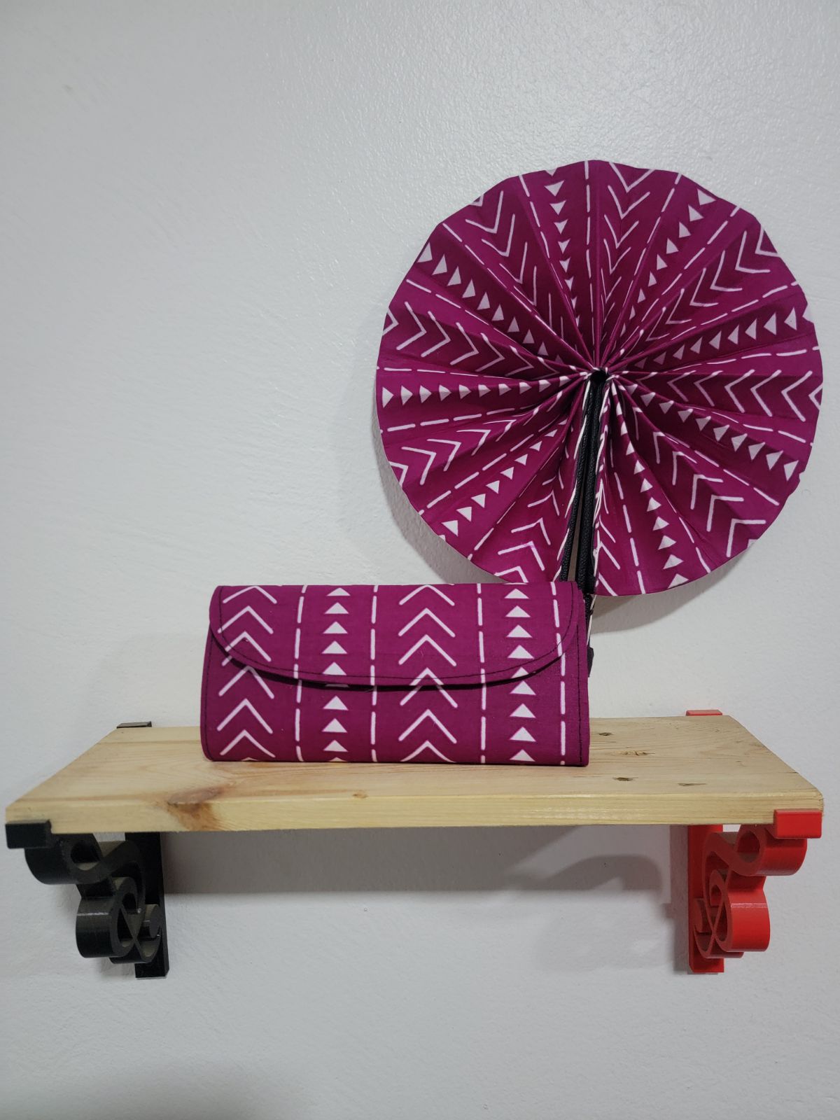 Ensemble "Graphique Pourpre" : Pochette à Rabat et Éventail Artisanal Assortis