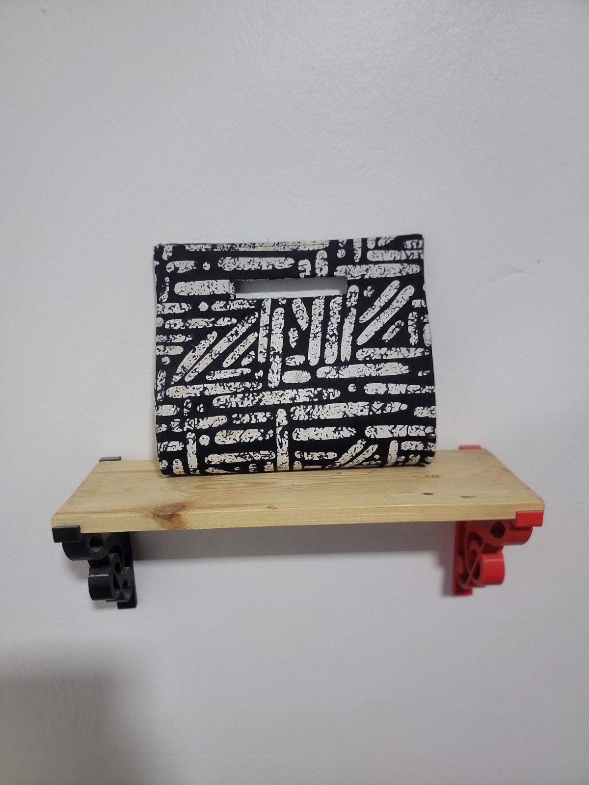 Sac à main "Dakar Signature" : L'Équilibre du Noir et du Graphique