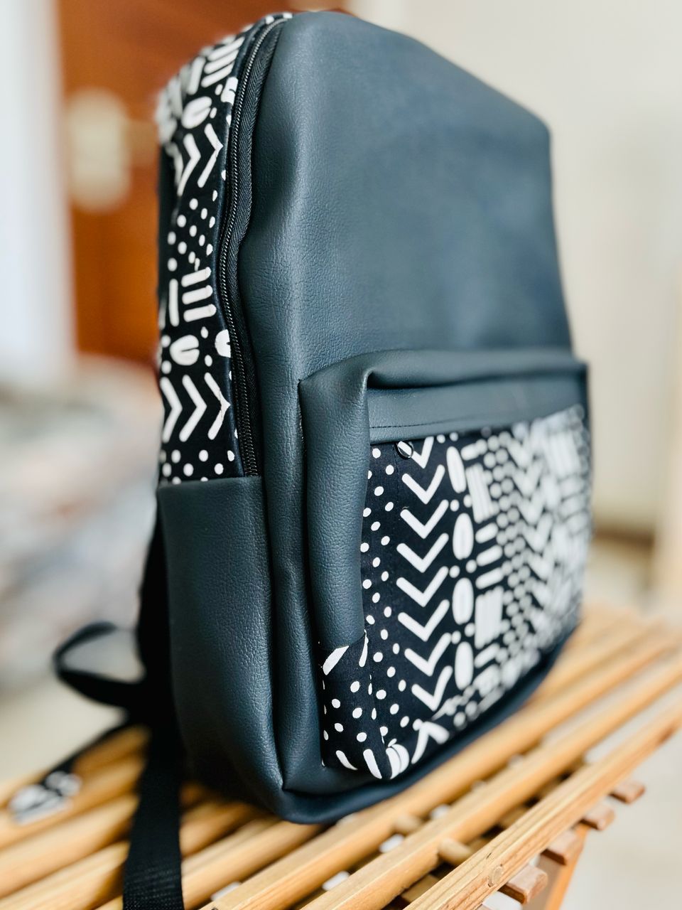 Sac à Dos "Urbain Graphique" : Design Noir et Blanc Contemporain