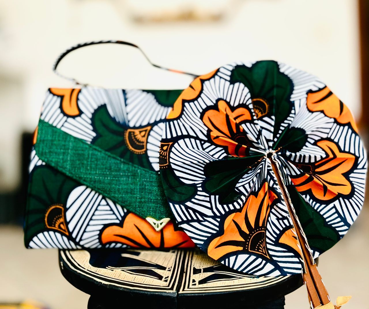 Ensemble "Fleur de Teranga" : Pochette à Rabat et Éventail Artisanal Assortis