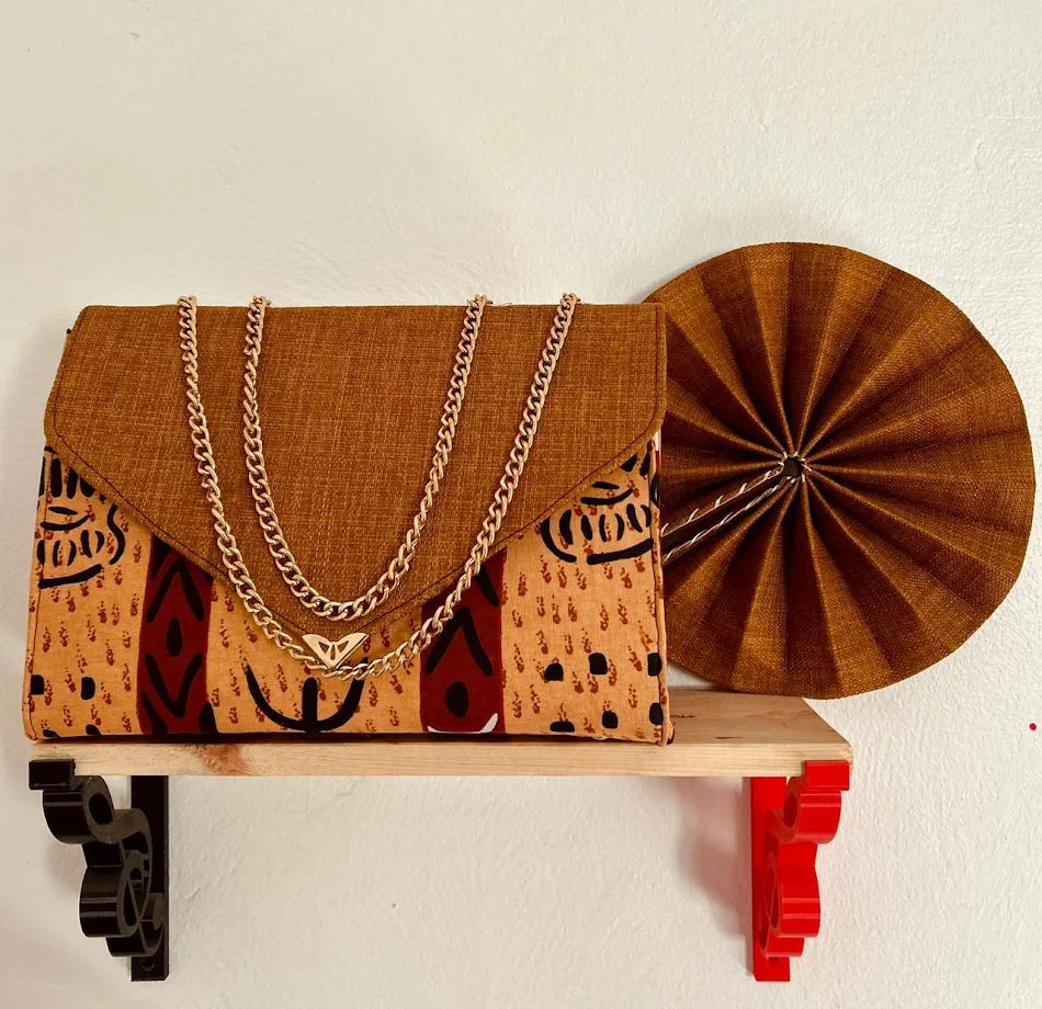Ensemble Sac à Main Pochette et Éventail Assorti en Tissu Artisanal « Lingeer » – Fait Main au Sénégal
